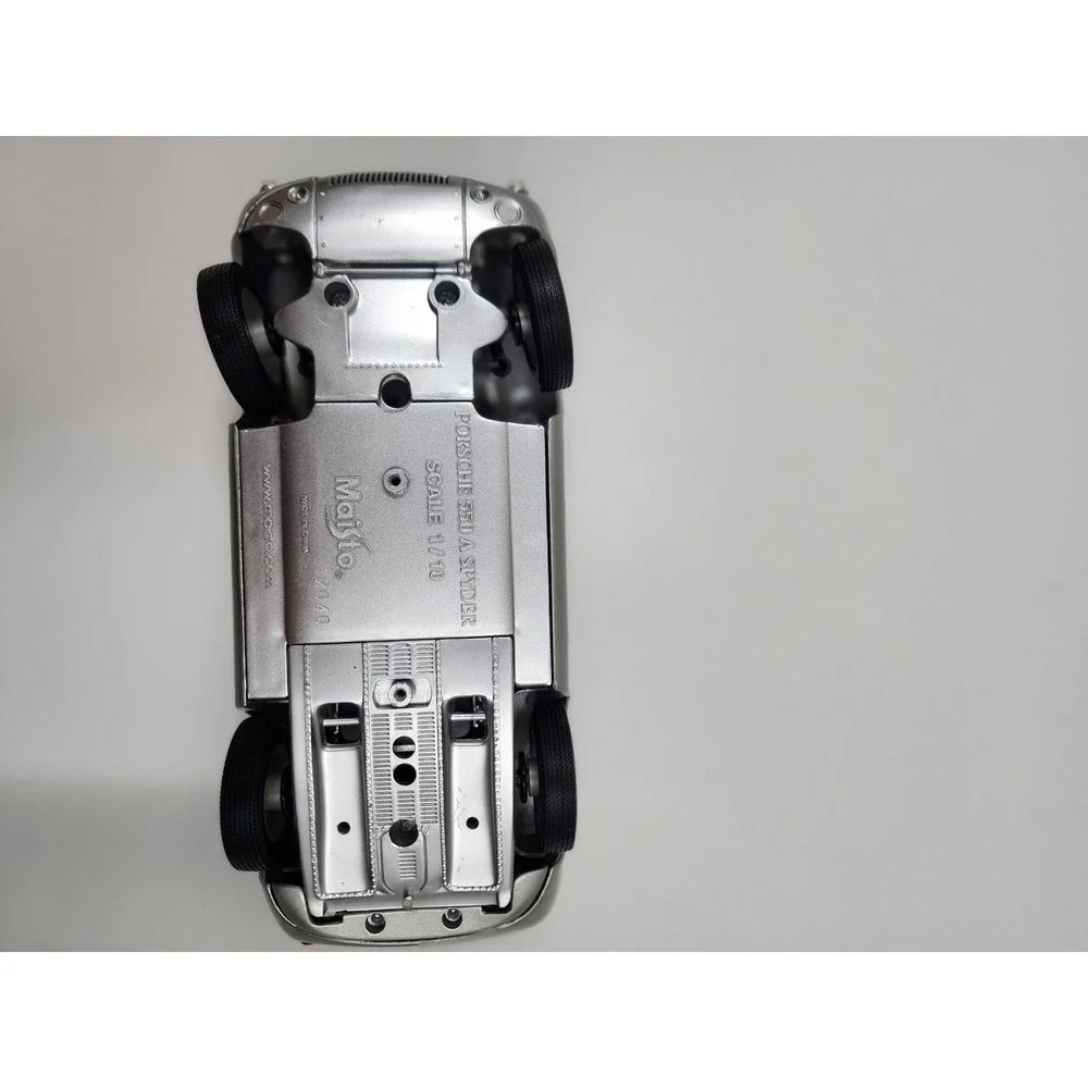 Maisto Porsche 550 A Spyder Silver Diecast Model Car 1/18 Scale 12040
